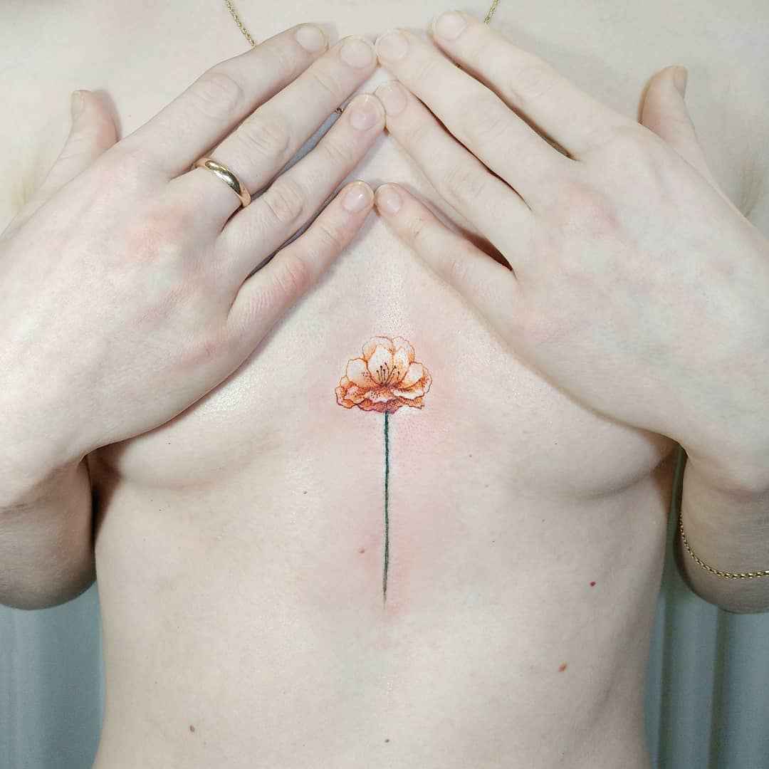 Женские татуировки на груди цветы_4
