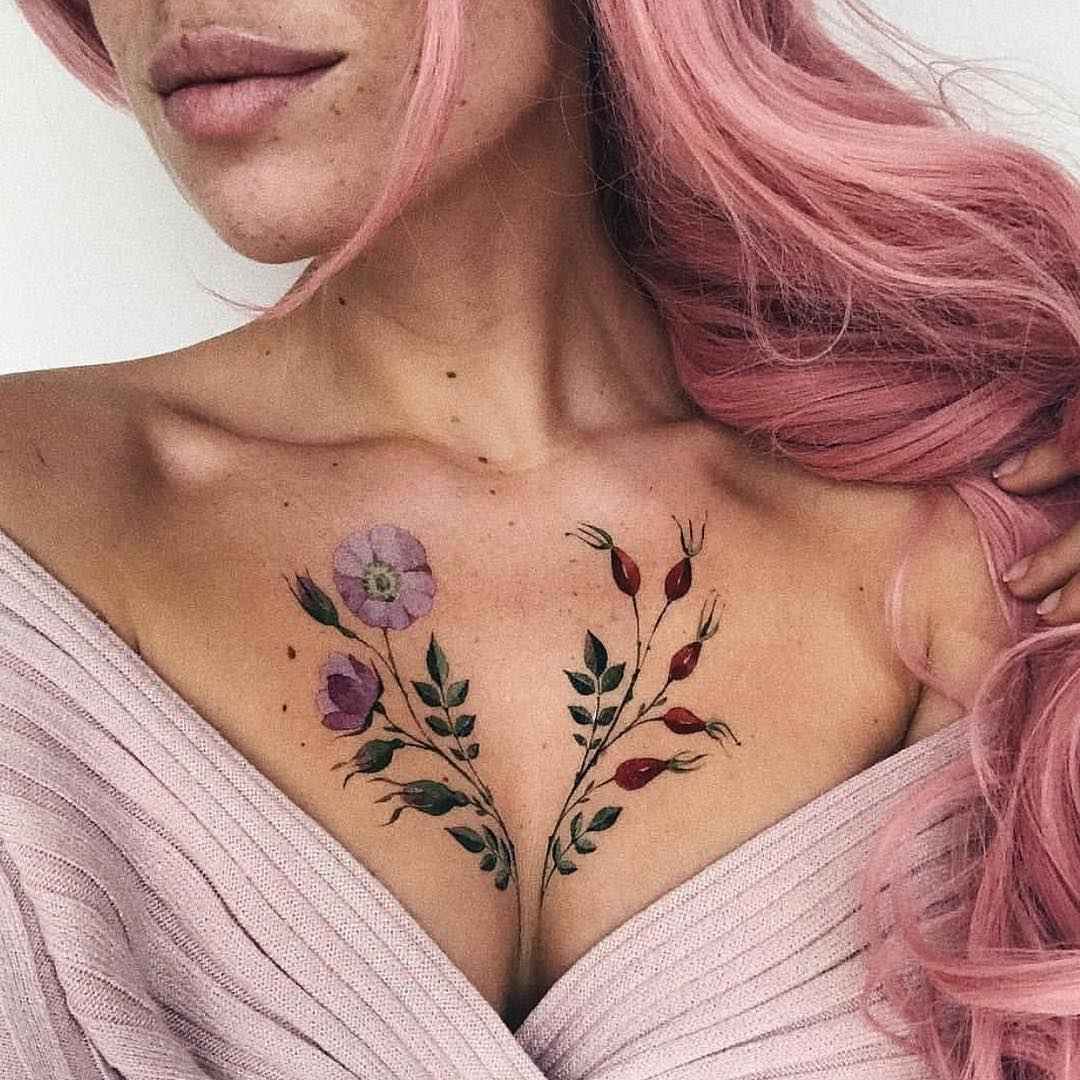 Женские татуировки на груди цветы_15