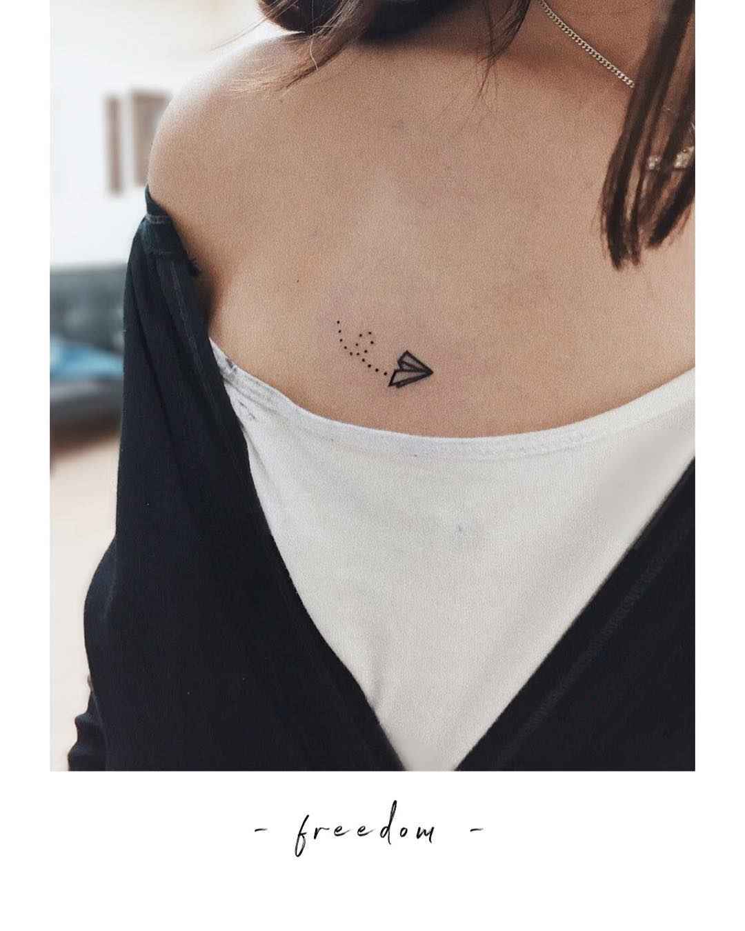 Интересные идеи женской татуировки на груди_15