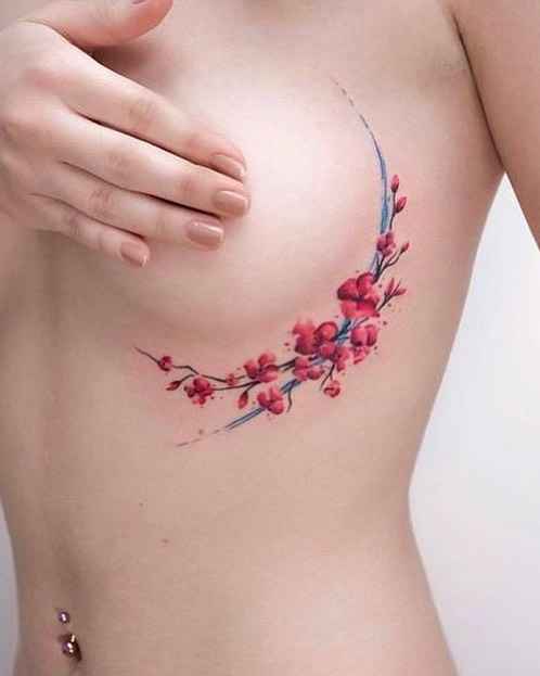 Женские татуировки на груди цветы_5
