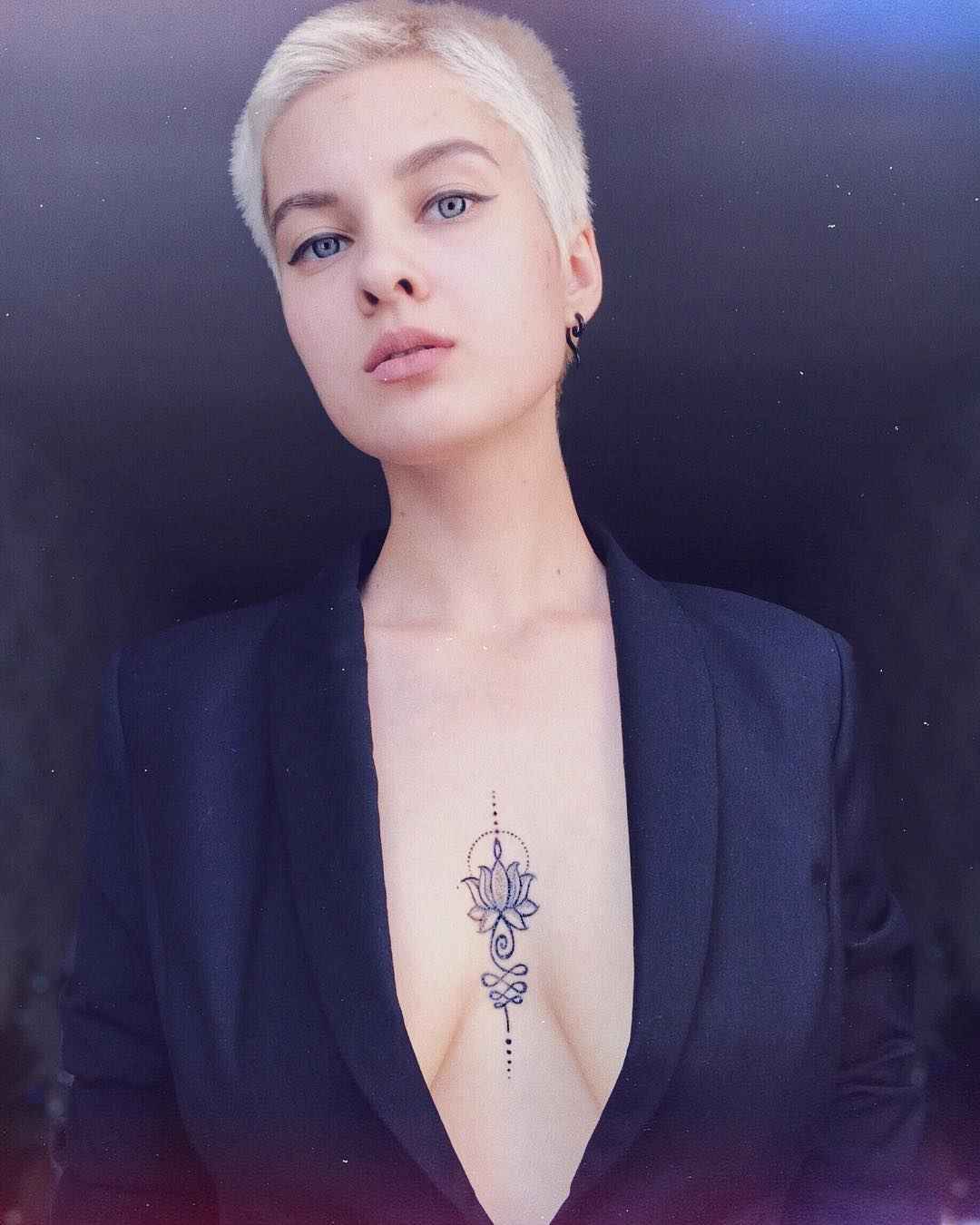 Женские татуировки на груди мандала_1