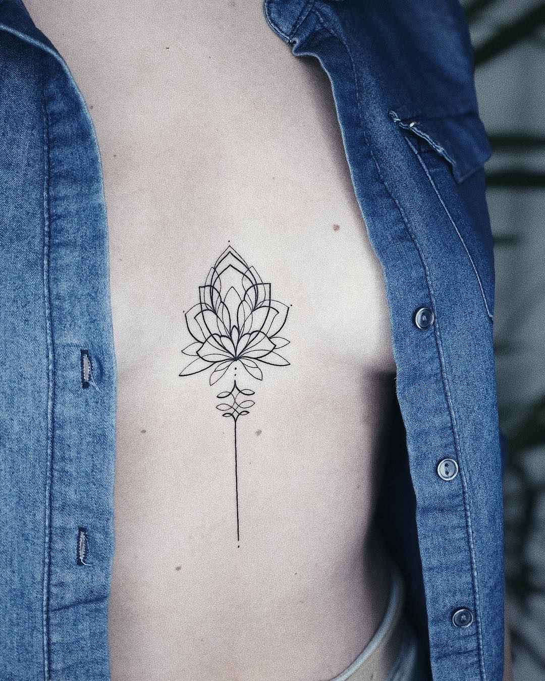 Женские татуировки на груди цветы_17