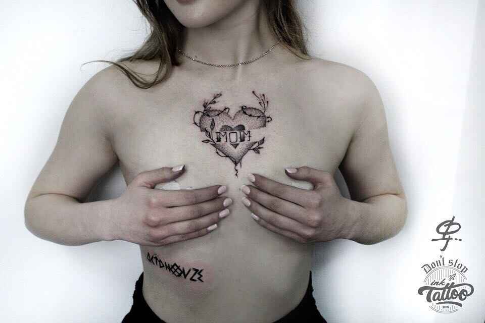Интересные идеи женской татуировки на груди_2