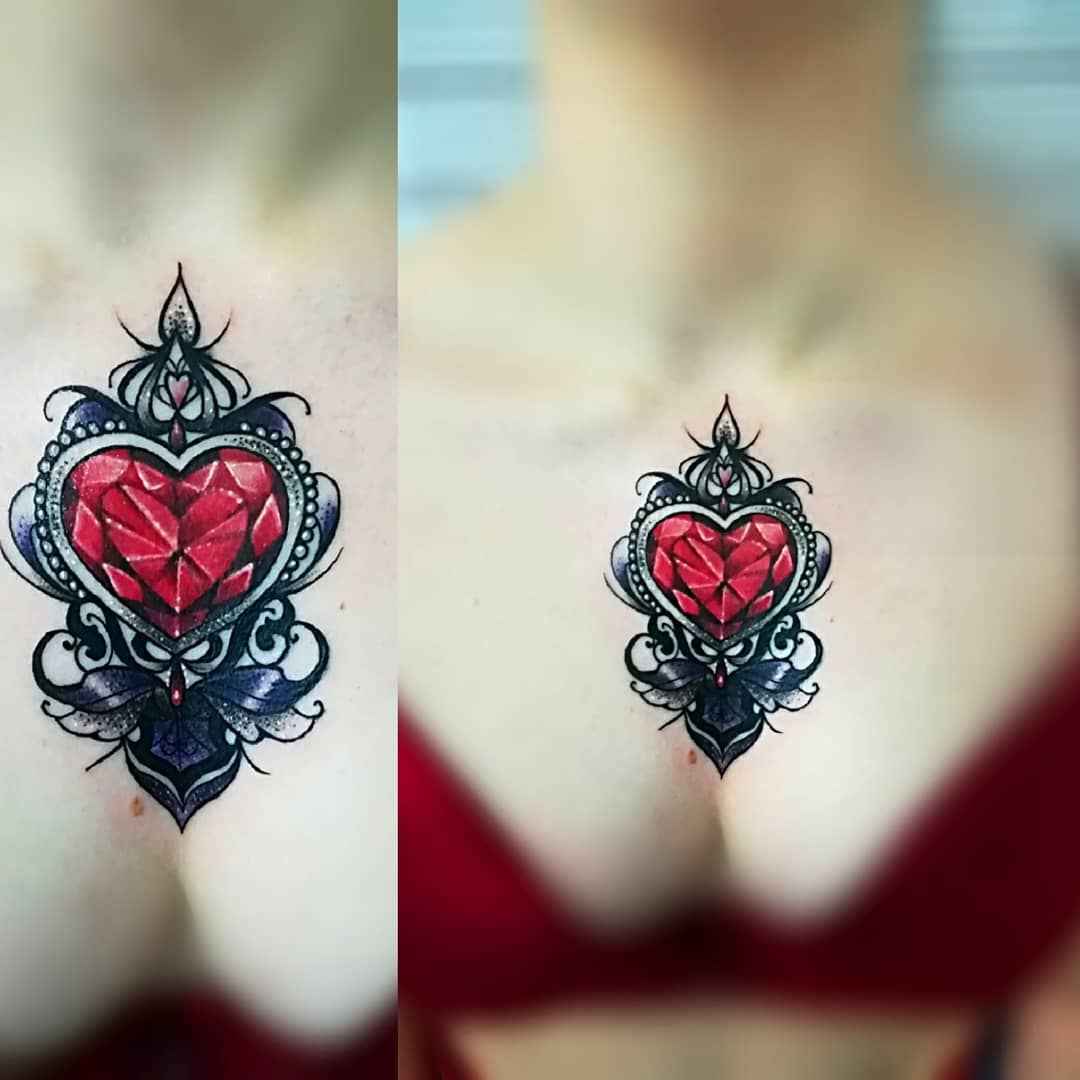 Интересные идеи женской татуировки на груди