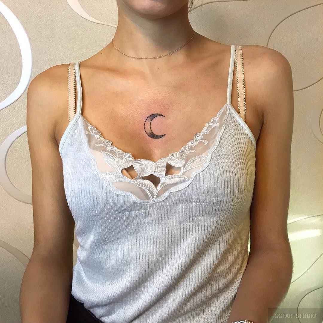 Интересные идеи женской татуировки на груди_14