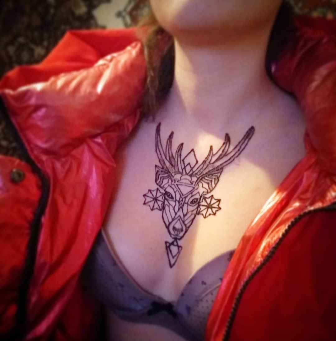 Женские татуировки на груди 2019 животные