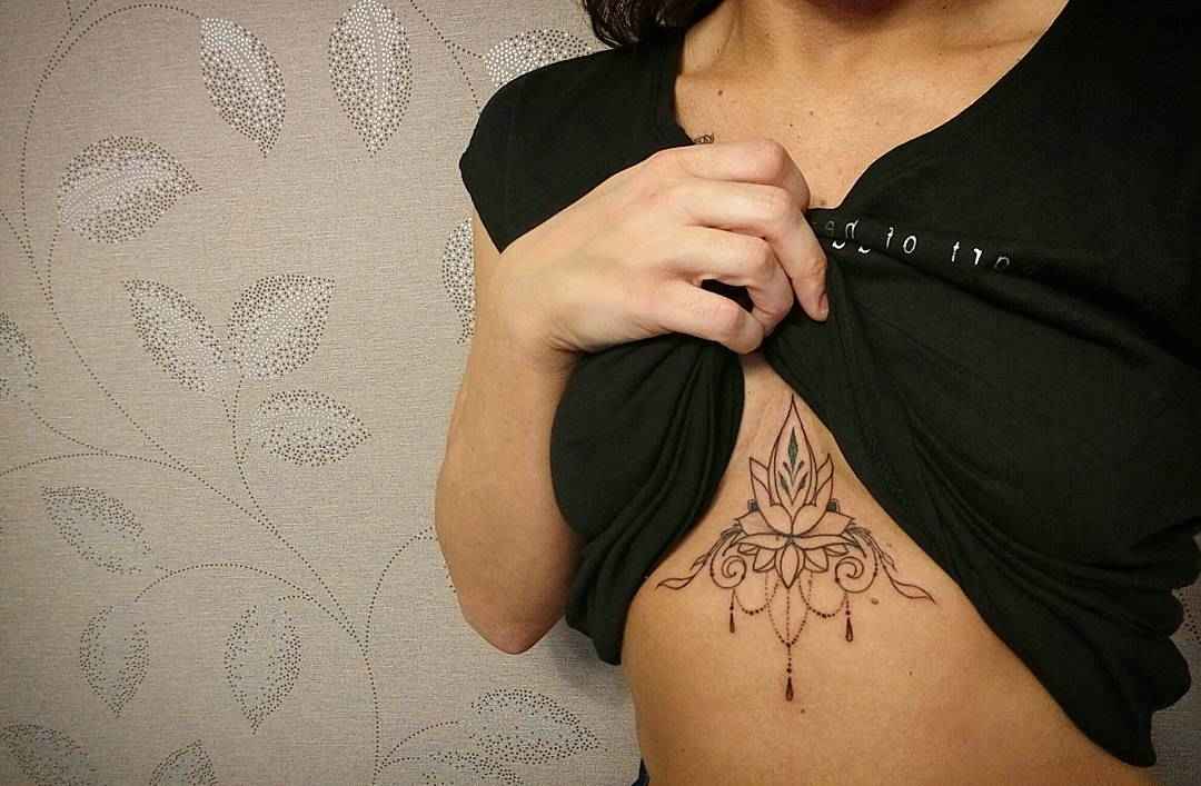 Женские татуировки на груди мандала_2