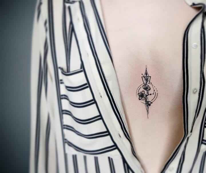 Интересные идеи женской татуировки на груди_5