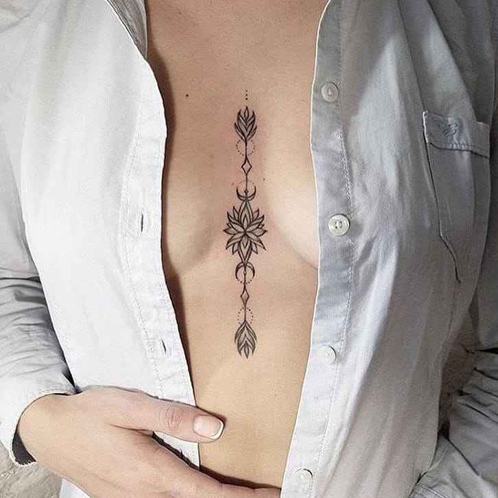 Женские татуировки на груди мандала_3