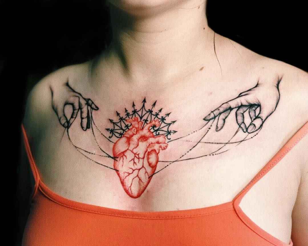 Интересные идеи женской татуировки на груди_6