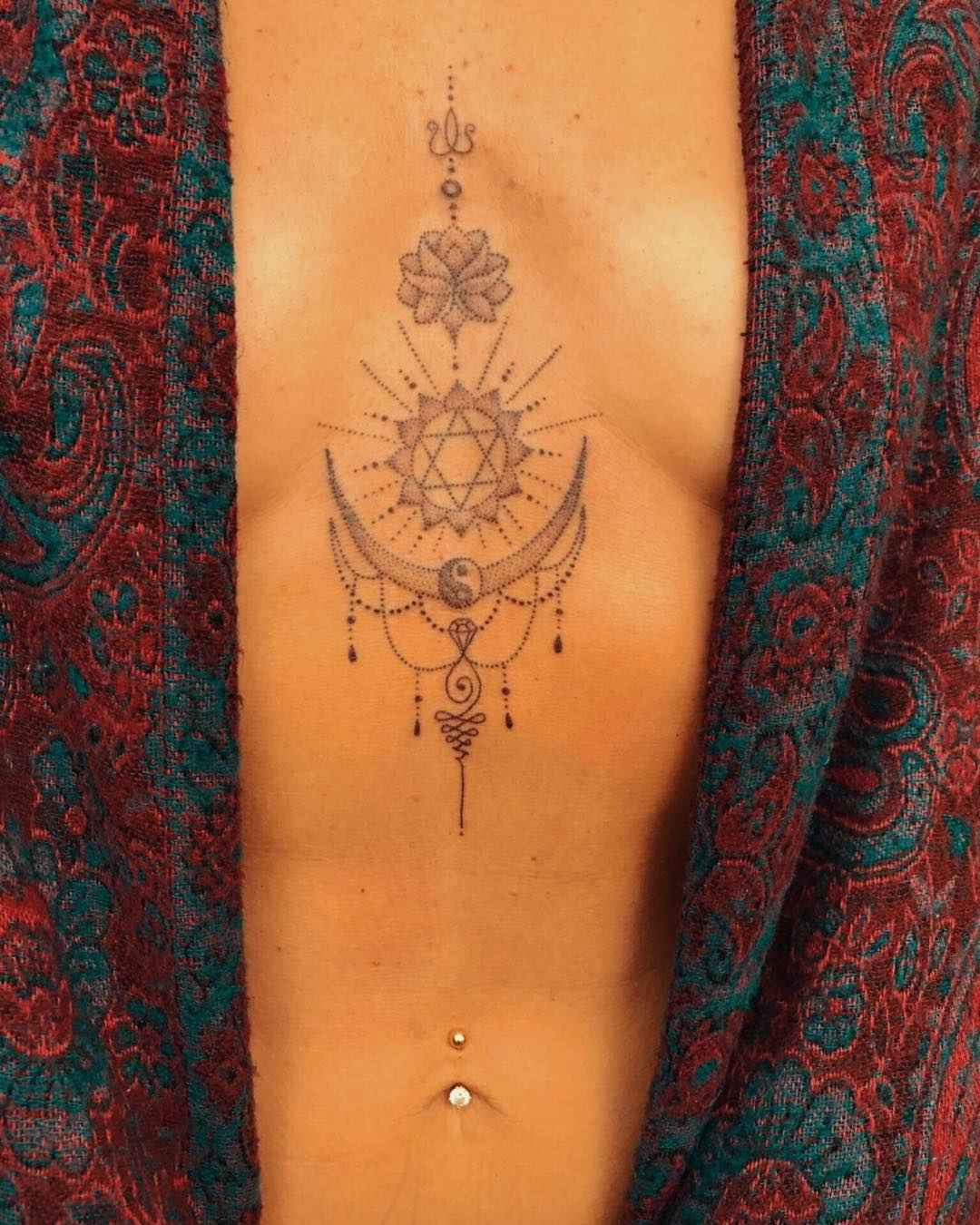 Женские татуировки на груди мандала_4