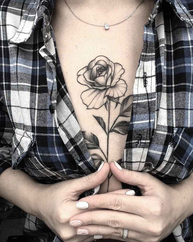 Женские татуировки на груди цветы_6