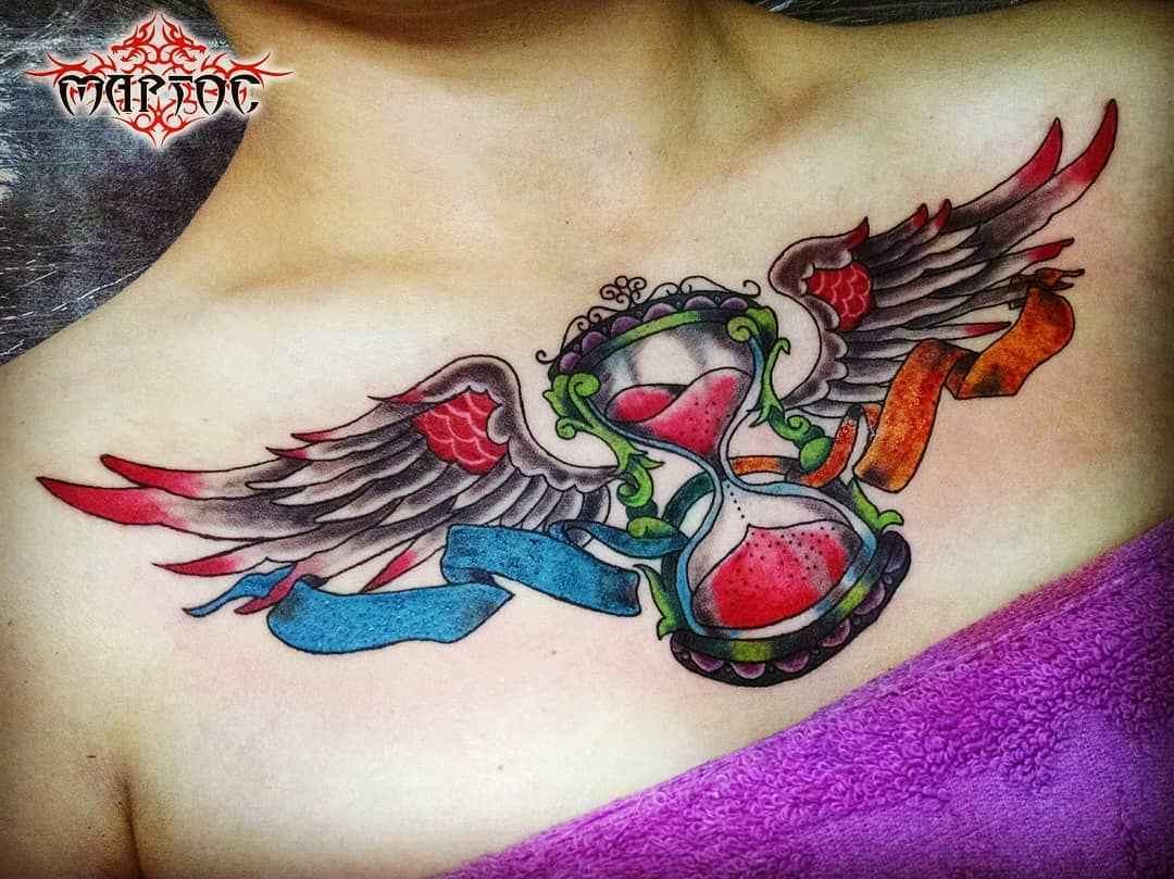 Интересные идеи женской татуировки на груди_3