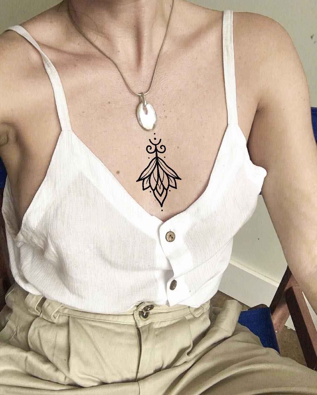Женские татуировки на груди мандала_5
