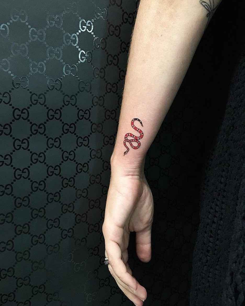 Маленькие татуировки на руке_18