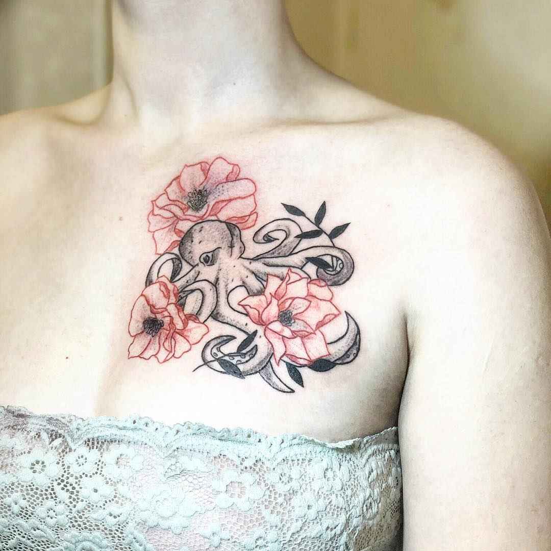 Женские татуировки на груди цветы_7