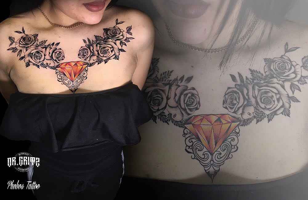 Женские татуировки на груди: цветы