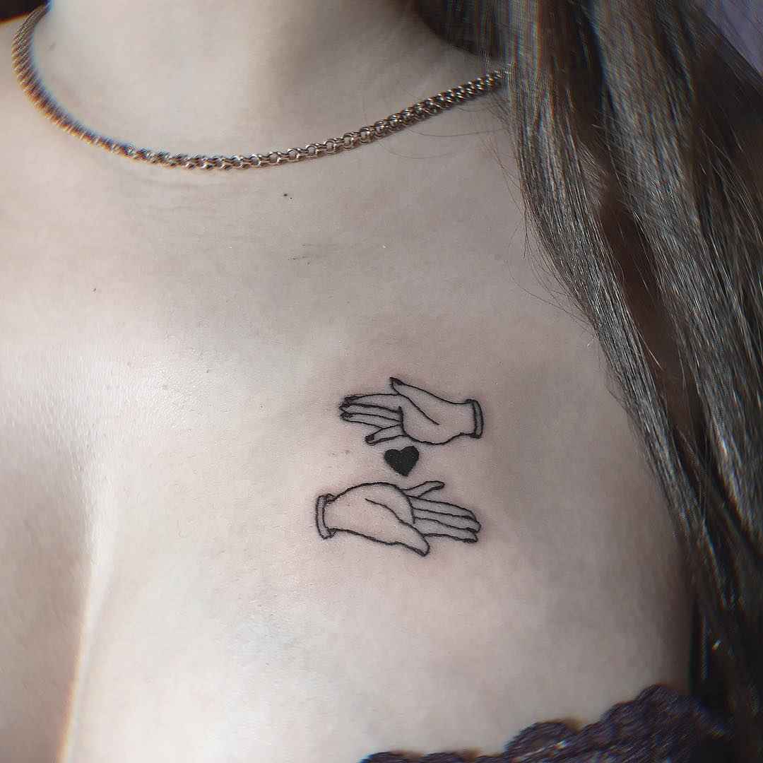 Интересные идеи женской татуировки на груди_9