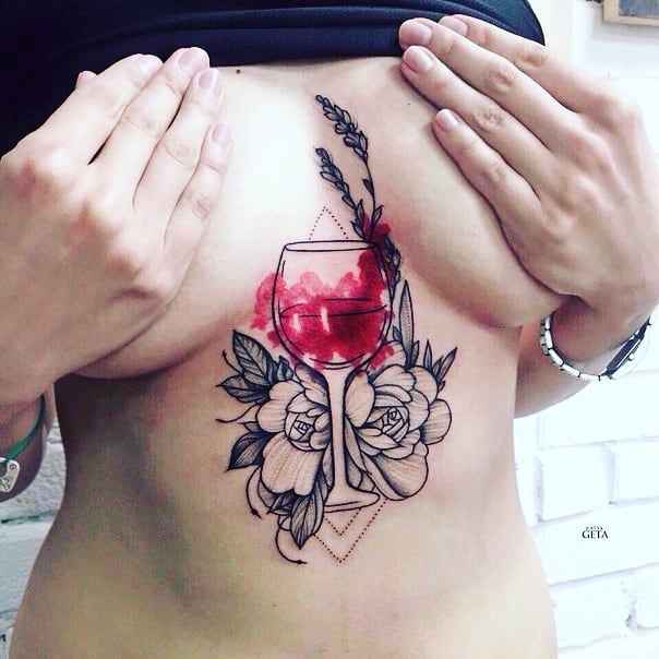 Интересные идеи женской татуировки на груди_7