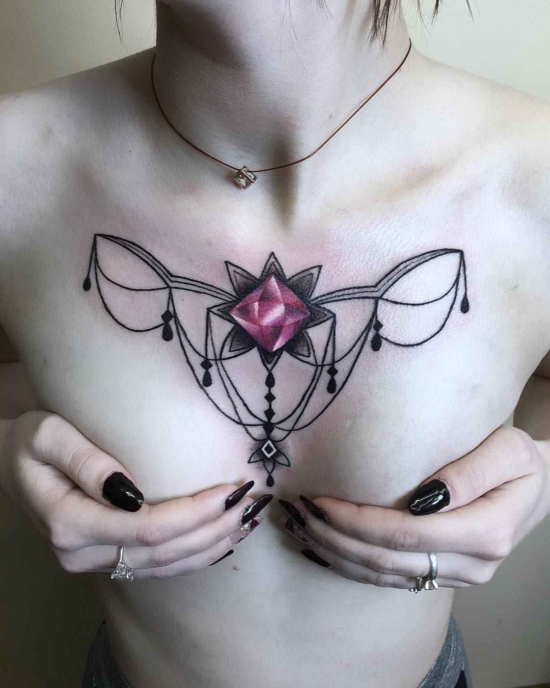 Женские татуировки на груди мандала_6