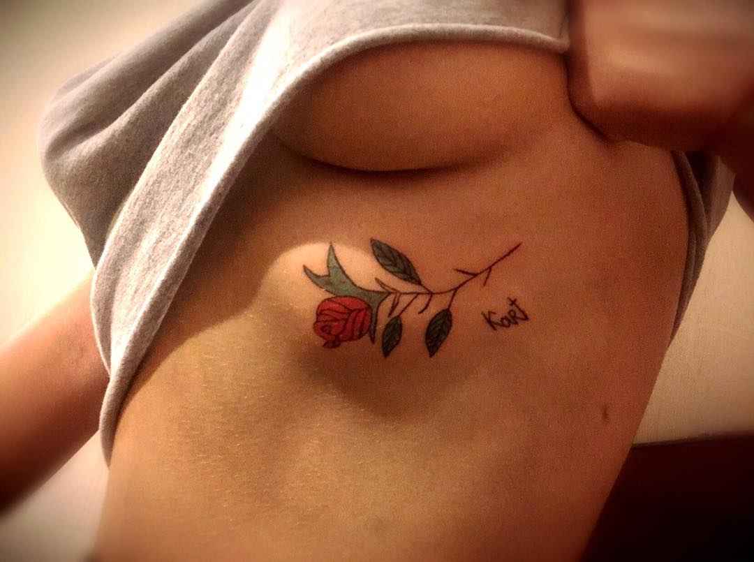 Женские татуировки на груди цветы_8
