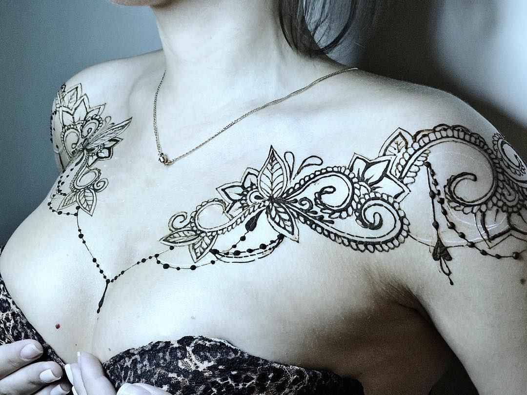 Женские татуировки на груди мандала_7