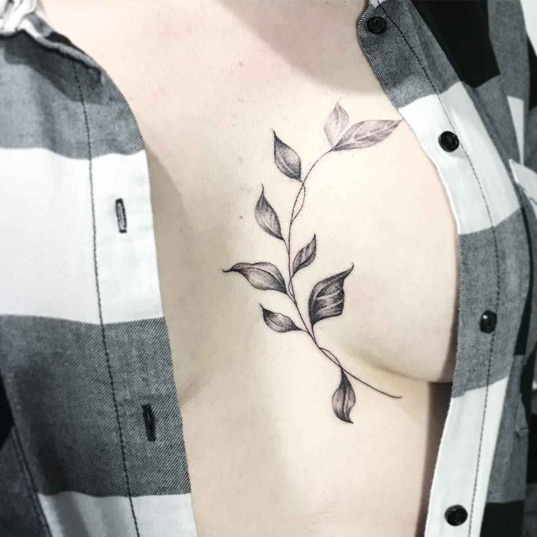 Женские татуировки на груди цветы_9