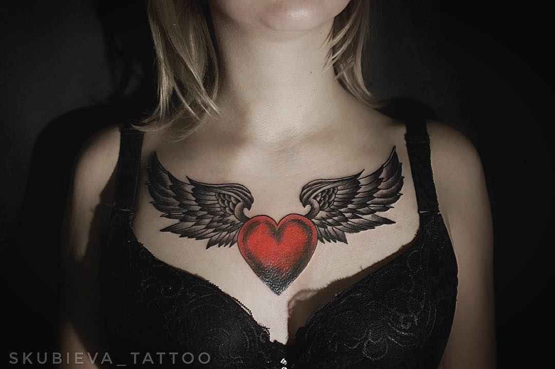 Интересные идеи женской татуировки на груди_8