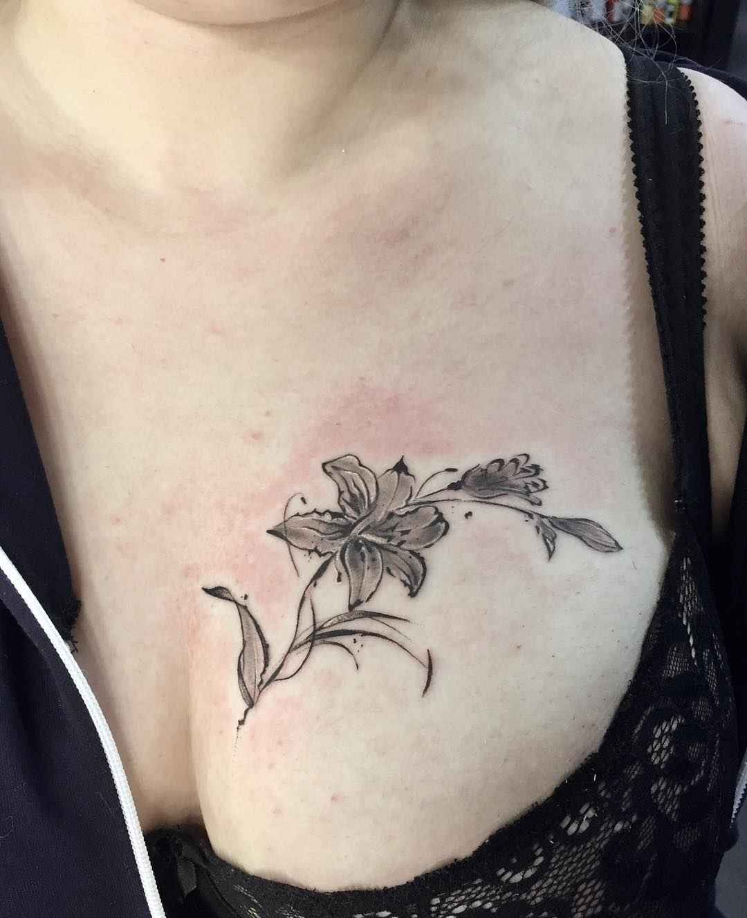 Женские татуировки на груди цветы_12