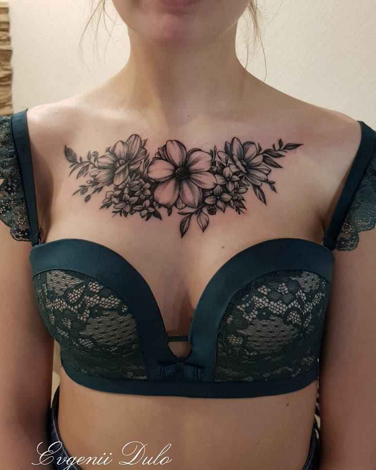 Женские татуировки на груди цветы_11