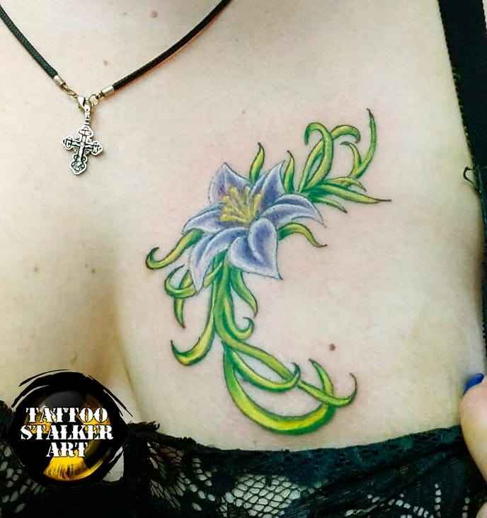 Женские татуировки на груди цветы_13