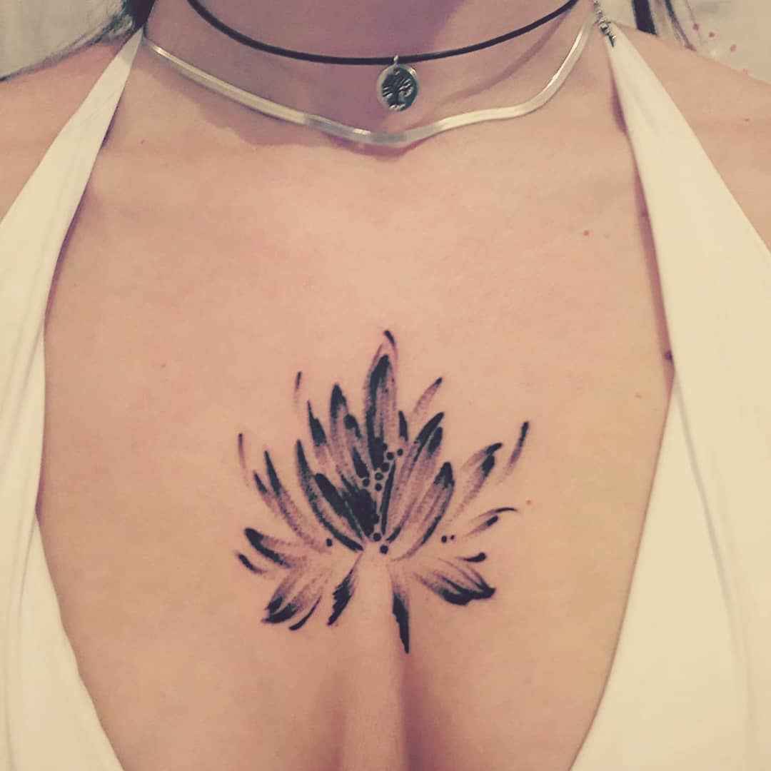 Женские татуировки на груди цветы_10