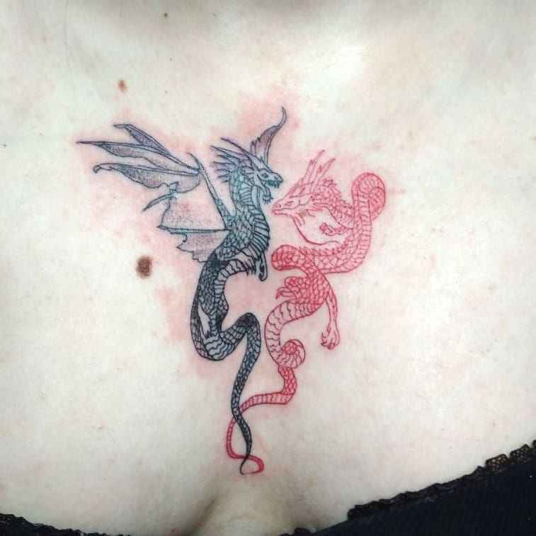 Интересные идеи женской татуировки на груди_11