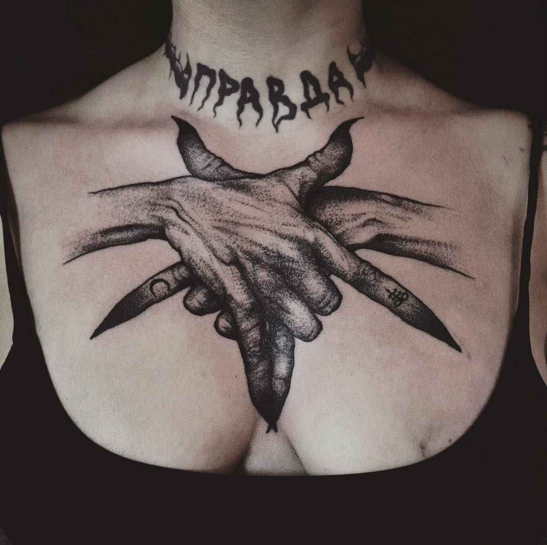 Интересные идеи женской татуировки на груди_10