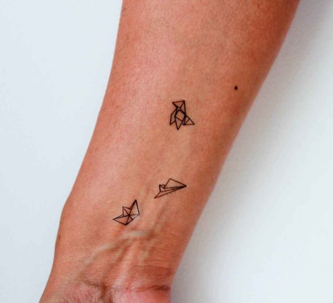 Маленькие татуировки для девушек на запястье фото_48