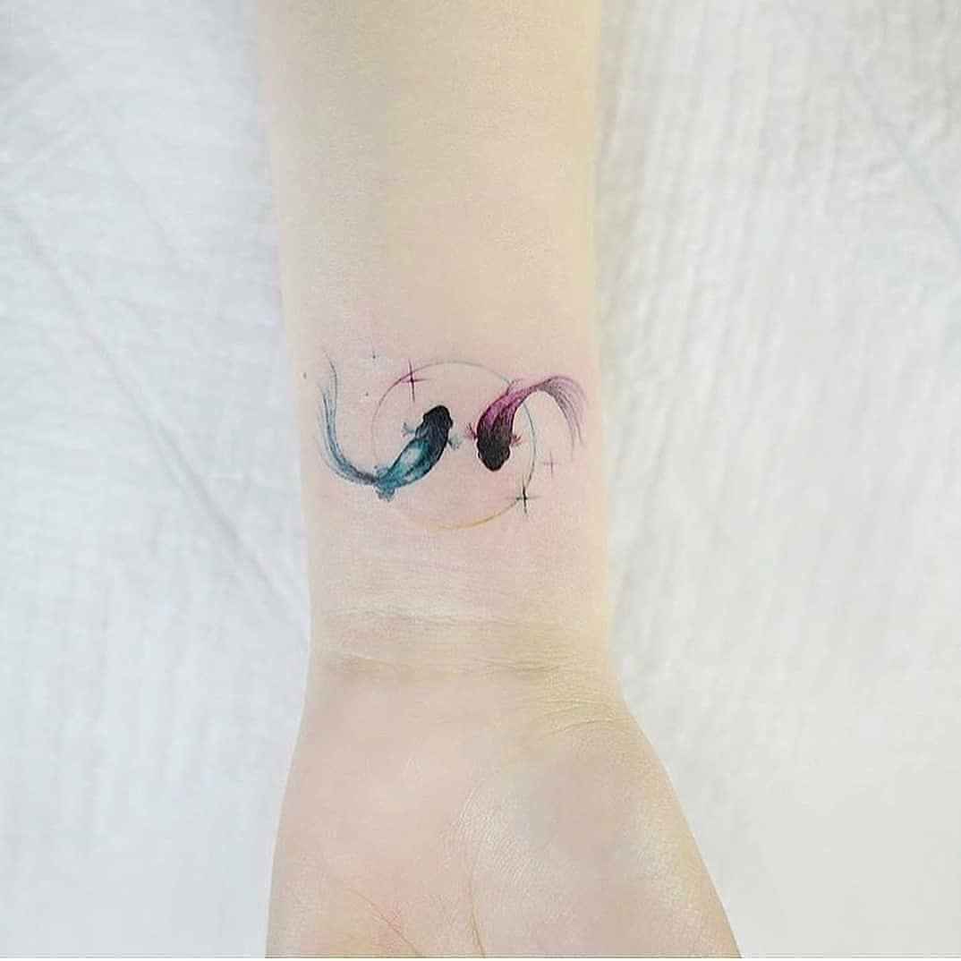 Маленькие татуировки для девушек на запястье фото_6