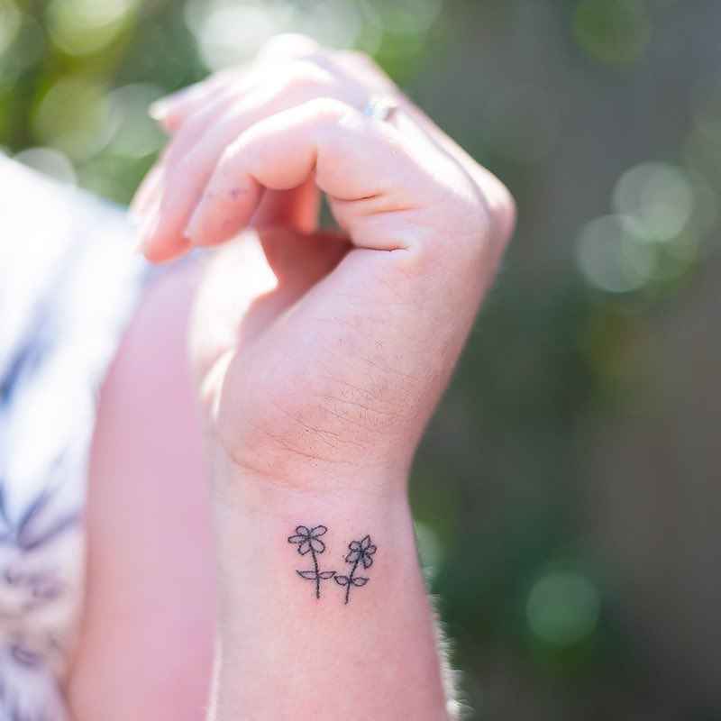 Маленькие татуировки для девушек на запястье фото_4