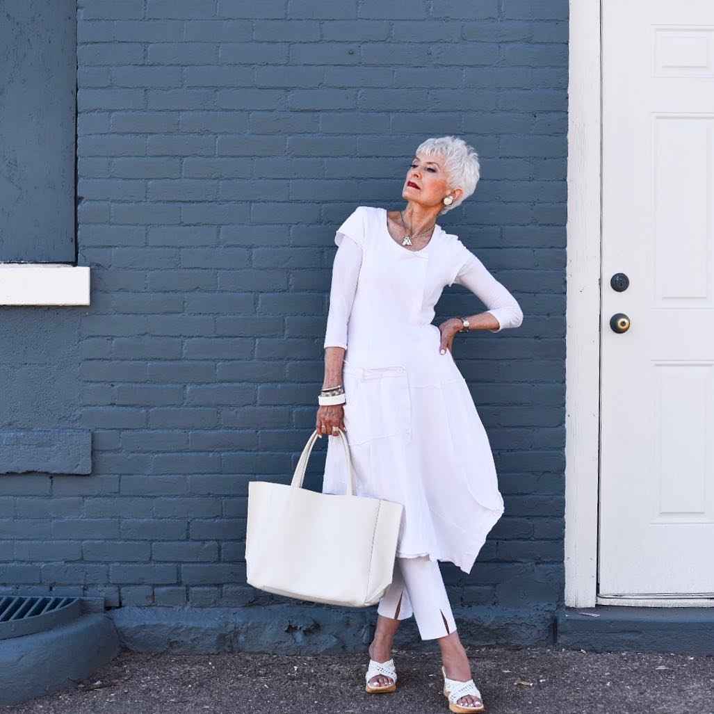 Белый тотал лук женщина 50 лет стиль