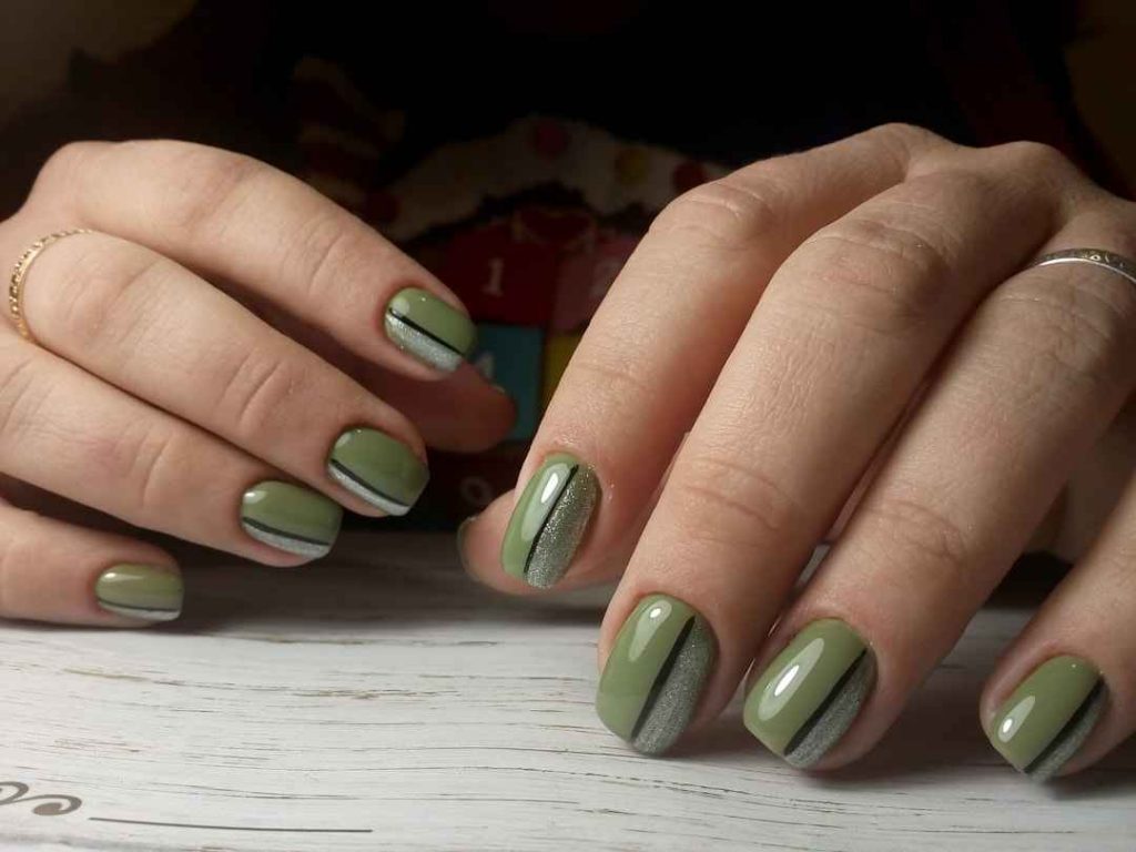 Оливковый маникюр на коротких. Оливковый маникюр с полосками. оливковый маникюр 2025 на короткие ногти. маникюр оливковый терракотовый. маникюр к оливковому платью.