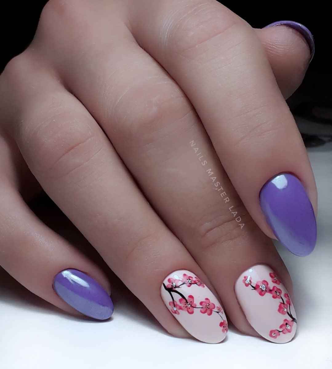 Фиолетовые ногти с веточкой