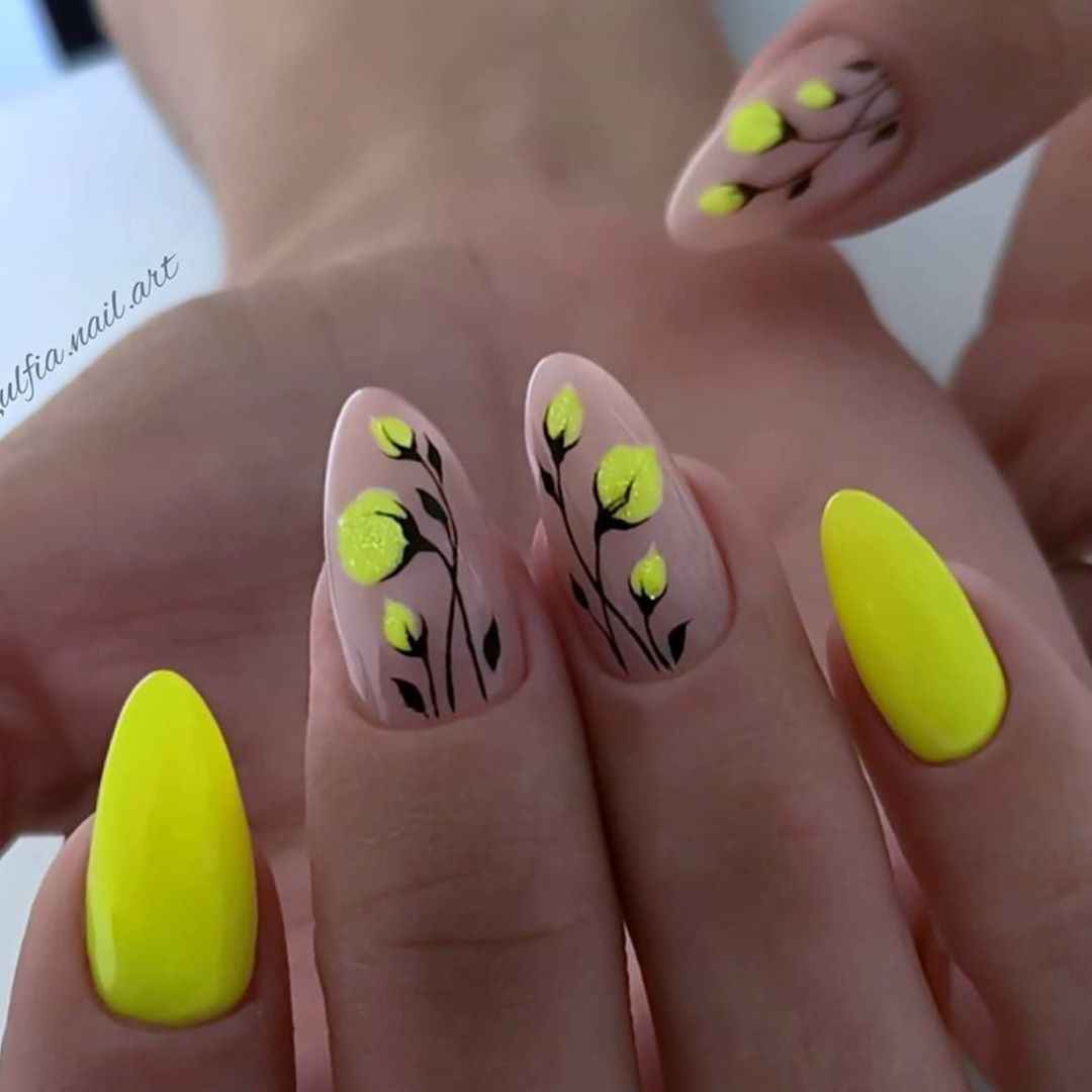 Желтый маникюр с перьями